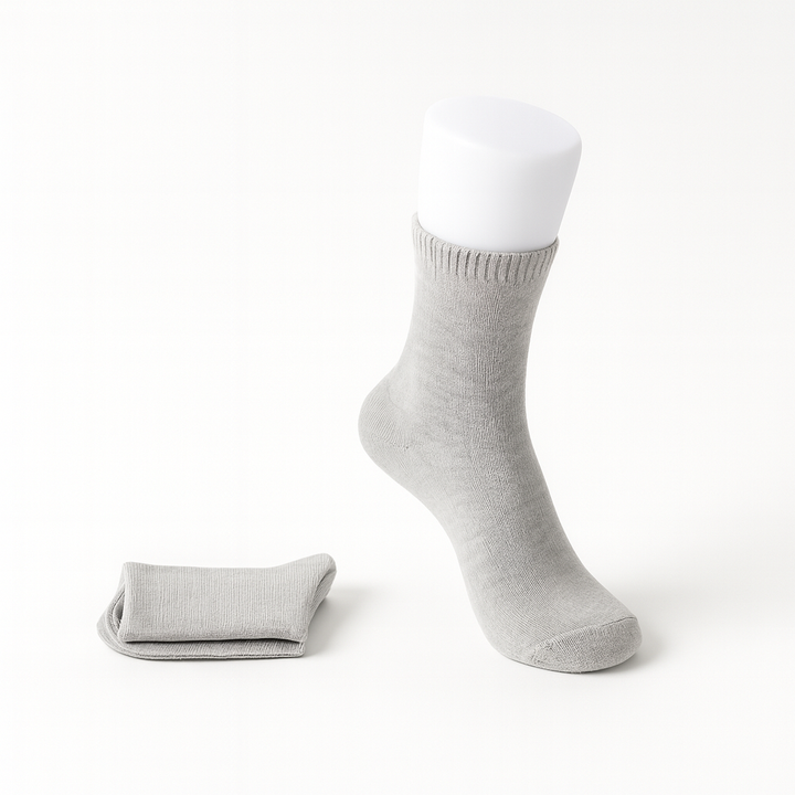 Accessori donna: calzini morbidi a mezza gamba con bordo anti-scivolo. Comfort e stile per ogni occasione.