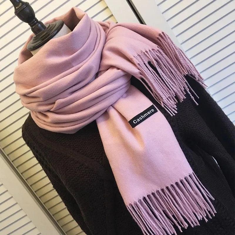 Sciarpa donna in puro cashmere morbido con frange intrecciate.