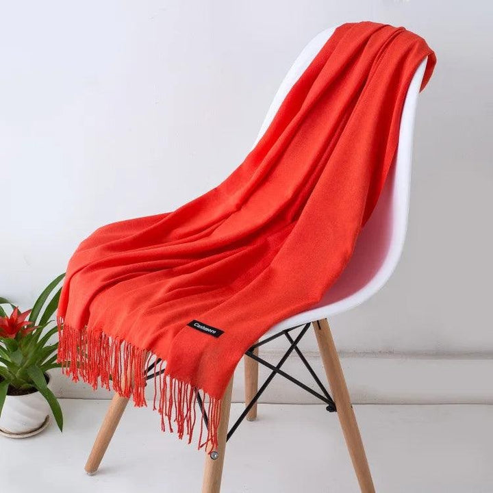 Elegante sciarpa in cashmere con frange intrecciate, design unico.