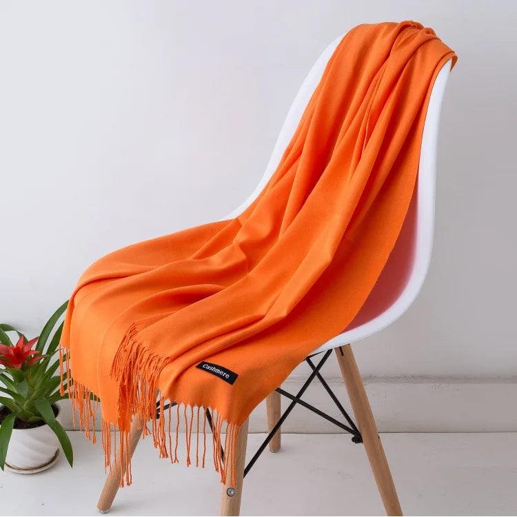 Sciarpa donna in cashmere con frange intrecciate, stile senza tempo.