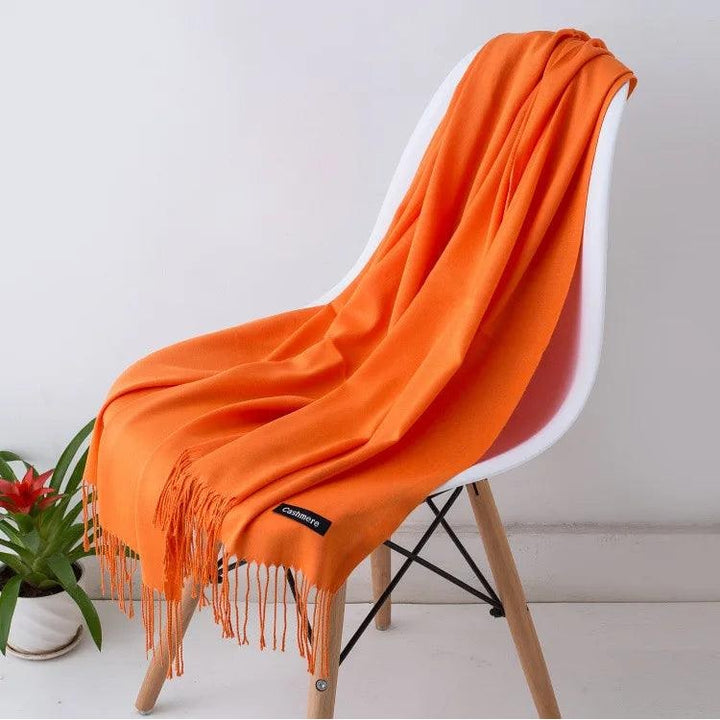 Sciarpa donna in cashmere con frange intrecciate, stile senza tempo.