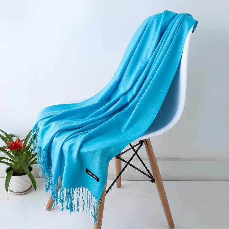 Sciarpa invernale elegante in cashmere morbido con frange.