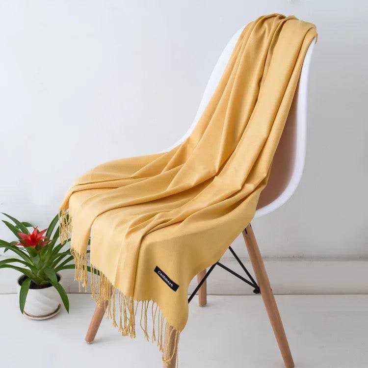 Sciarpa cashmere versatile per donna con frange decorative.