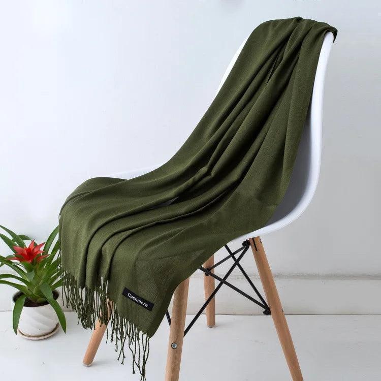 Sciarpa donna in cashmere elegante con frange uniche.