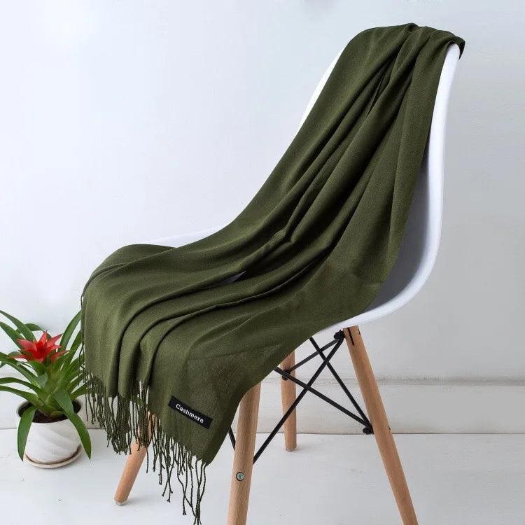 Sciarpa elegante in cashmere donna, con frange decorative.