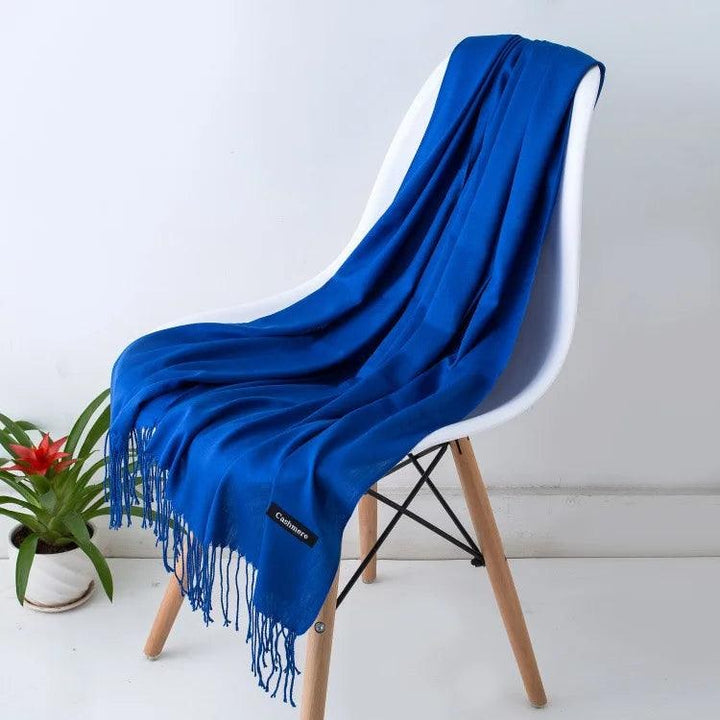 Sciarpa calda per donna in cashmere con frange intrecciate.