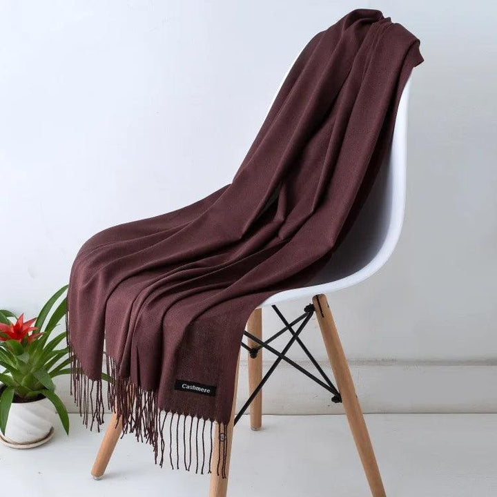 Sciarpa autunnale in cashmere per donna, accessorio di tendenza.