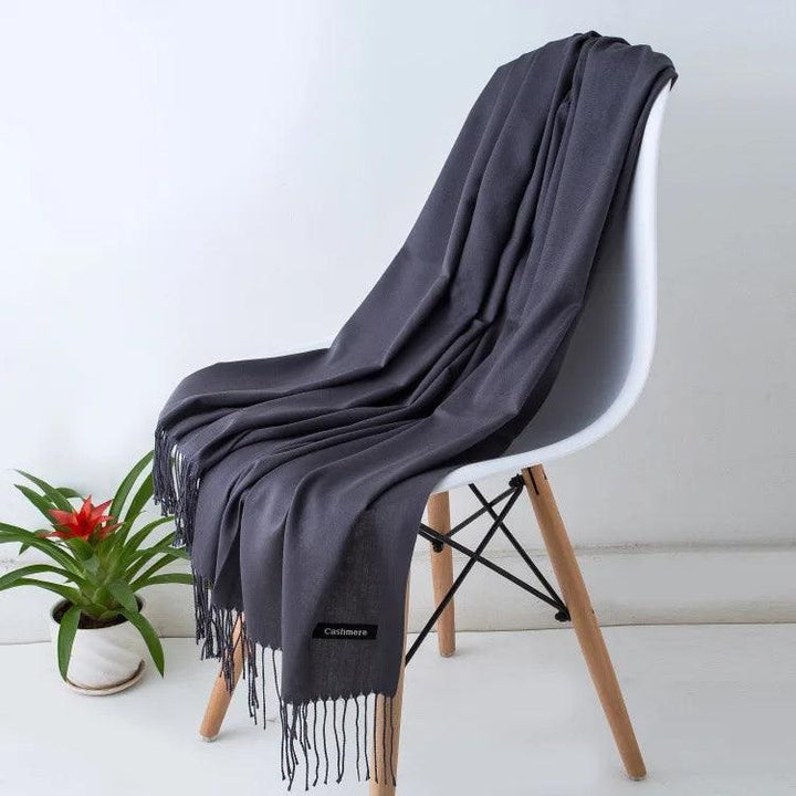 Sciarpa donna in cashmere con frange, eleganza e calore.