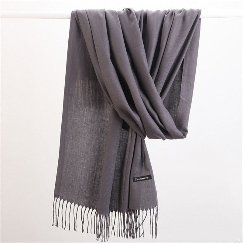 Versatile sciarpa in cashmere per donna, avvolgente e con nappe, accessorio elegante.