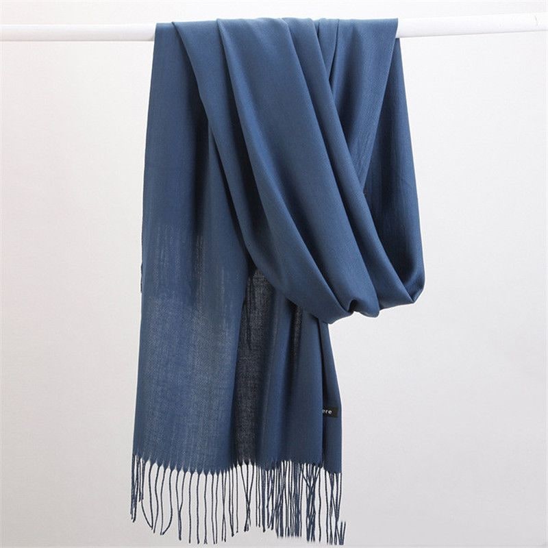 Sciarpa donna in cashmere, elegante e calda, con nappe morbide, accessorio moda versatile.