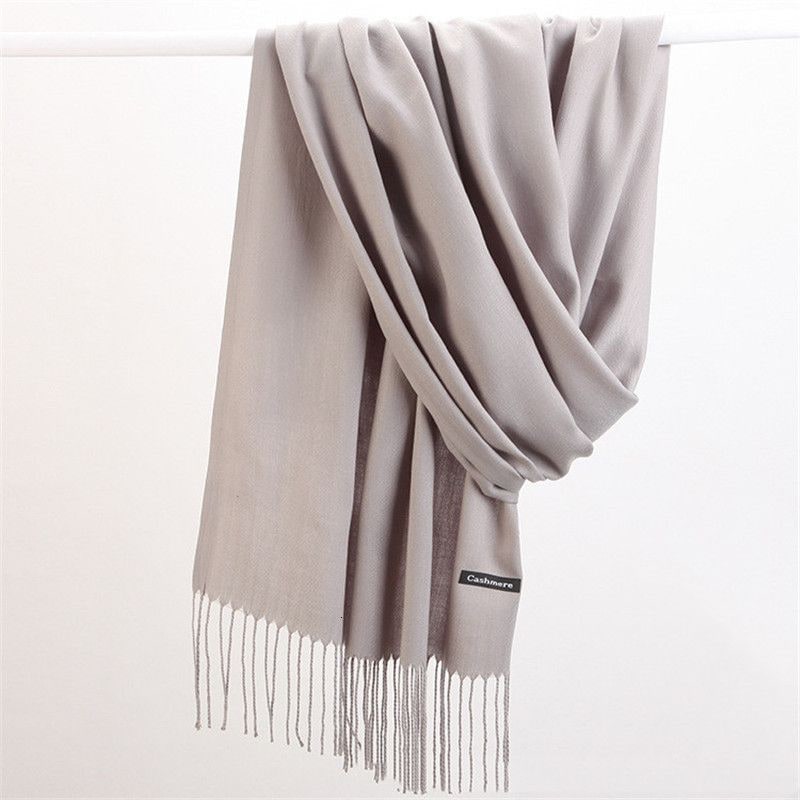 Regalo ideale: sciarpa avvolgente da donna in cashmere di lusso con nappe raffinate.