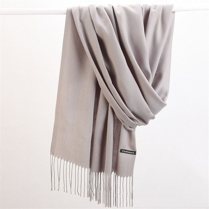 Regalo ideale: sciarpa avvolgente da donna in cashmere di lusso con nappe raffinate.