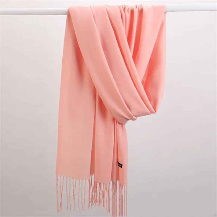 Elegante sciarpa cashmere donna con nappe, accessorio di lusso per la moda invernale.