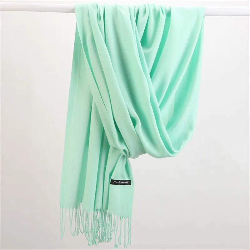 Sciarpa donna di lusso in cashmere, con nappe delicate, per un look elegante e chic.
