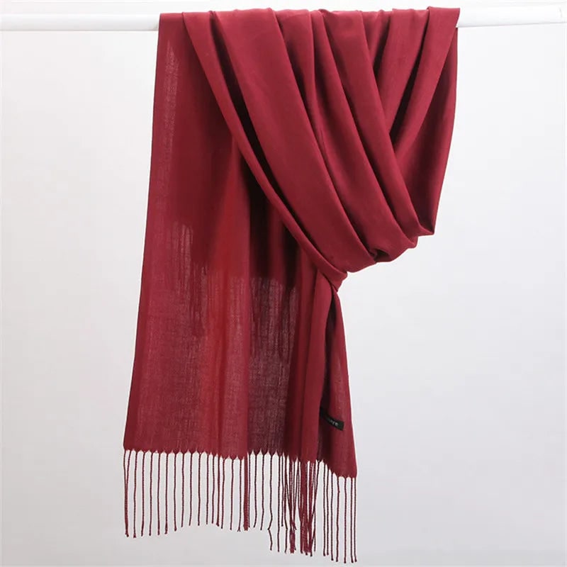 Accessorio moda invernale: sciarpa avvolgente in cashmere per donna con nappe.