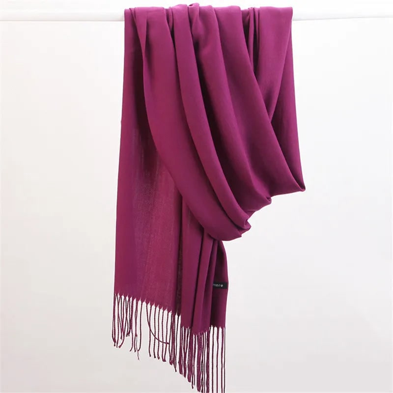 Morbida sciarpa in cashmere da donna, avvolgente e calda, un regalo di stile per l'inverno.