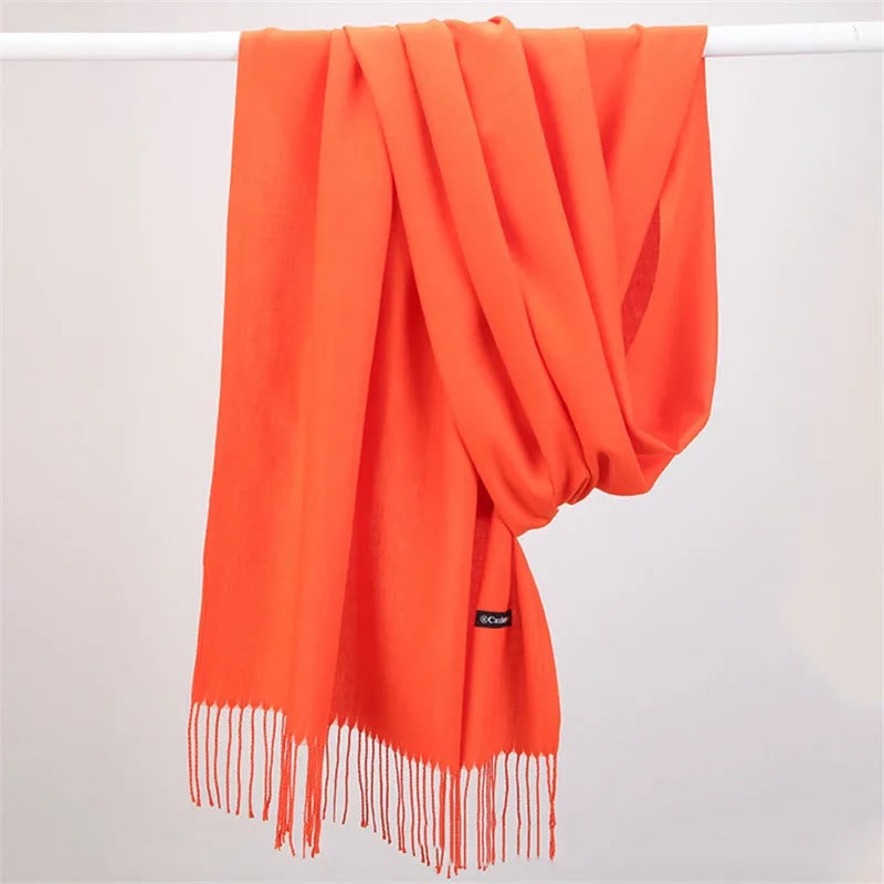 Sciarpa elegante in cashmere con nappe, un tocco di lusso per il guardaroba femminile.