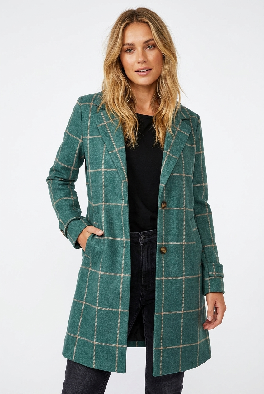 Cappotto donna elegante a quadri, dal taglio tailored con rever e distintivi bottoni tartarugati. Look invernale.