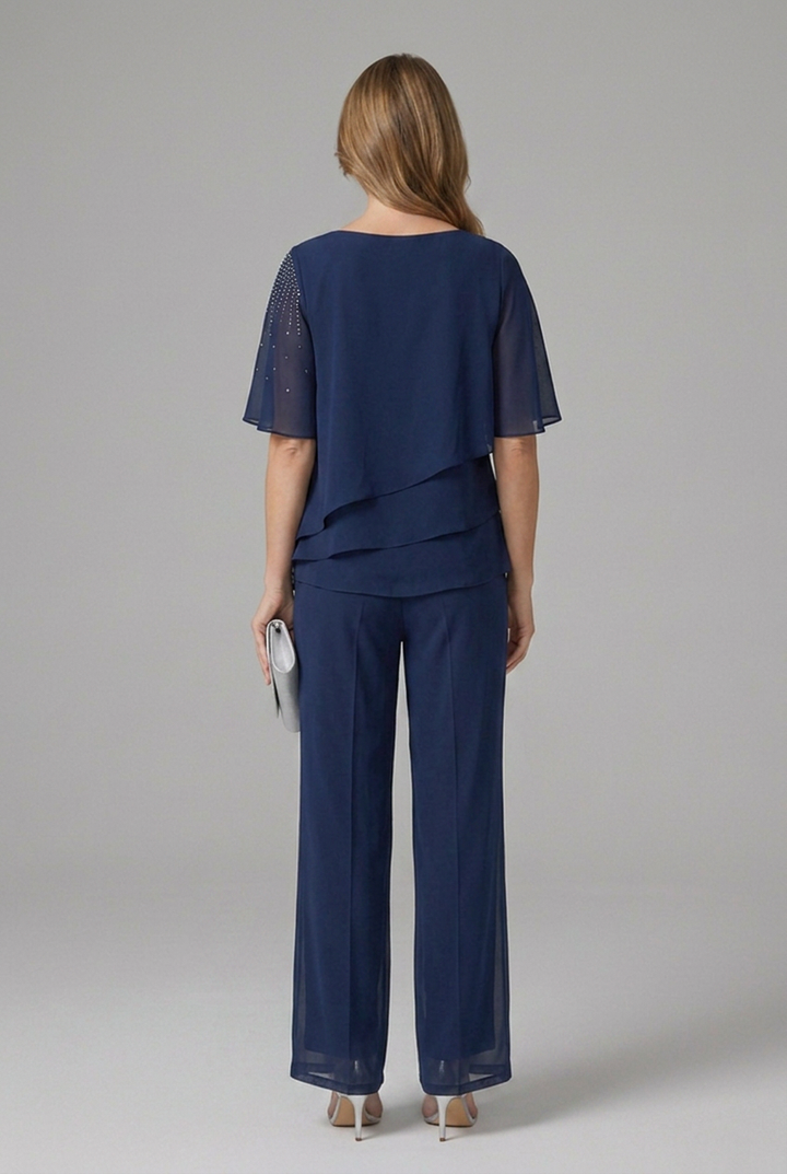 Completo pantalone donna sofisticato con top stratificato unico e design elegante, perfetto per eventi serali.