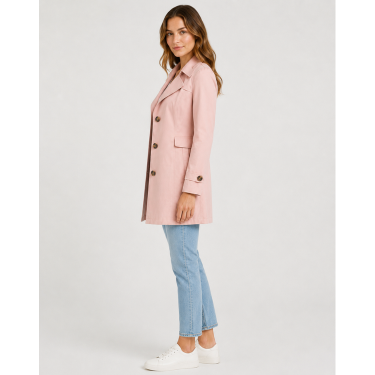 Trench corto classico donna con revers ampi, chiusura monopetto e dettagli bottoni polsini. Capo moda versatile.