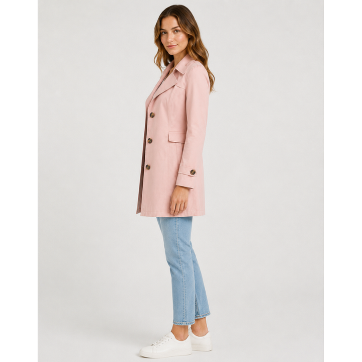 Trench corto classico donna con revers ampi, chiusura monopetto e dettagli bottoni polsini. Capo moda versatile.