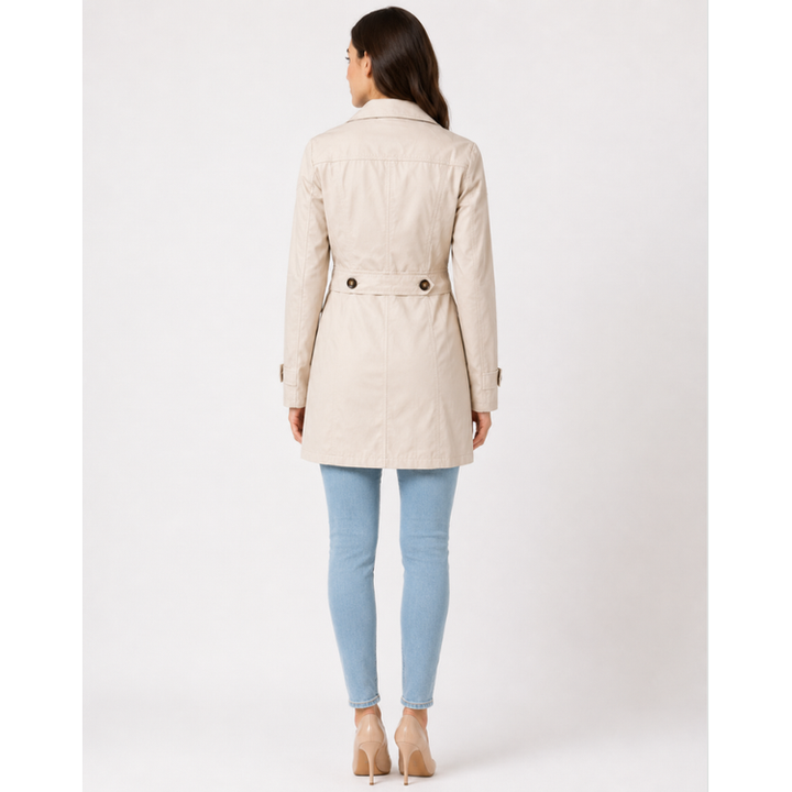 Trench corto classico donna, un capo versatile per la moda. Revers eleganti e polsini con bottoni, perfetto stile.