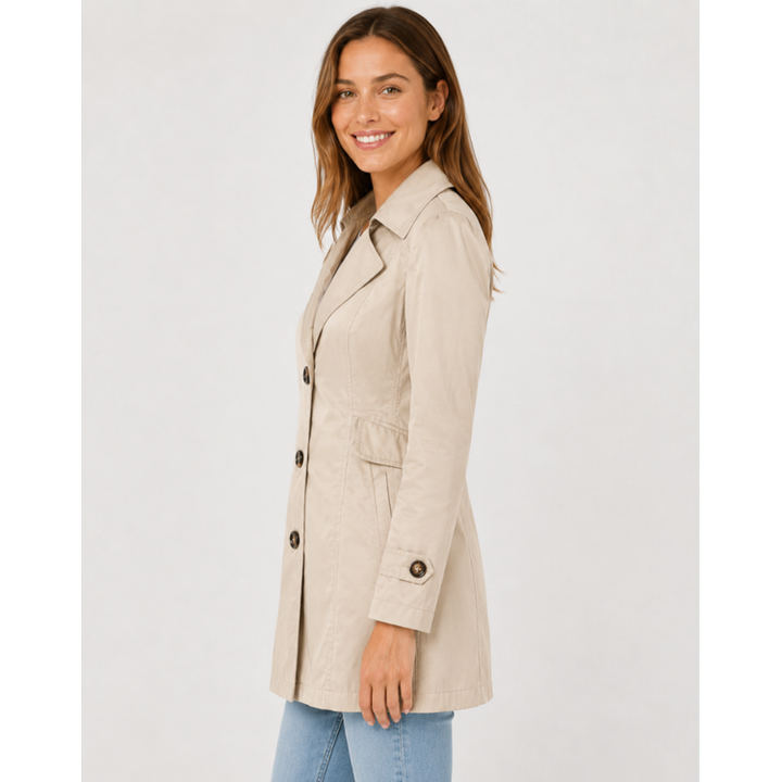 Trench corto donna monopetto classico. Revers e polsini con bottoni, ideale come capospalla elegante per mezze stagioni.