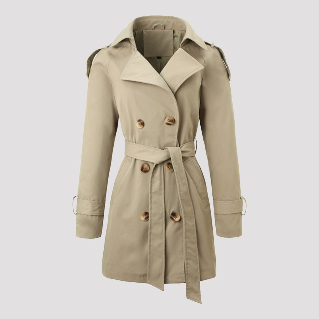 Trench lungo doppiopetto classico da donna beige con cintura, ideale per autunno e primavera.