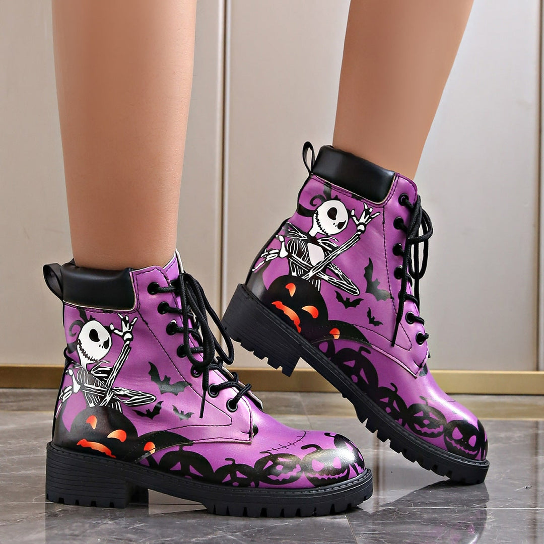 Stivali combat donna viola Halloween stringati con scheletro e zucca. Perfetti per party a tema e moda alternativa autunnale.