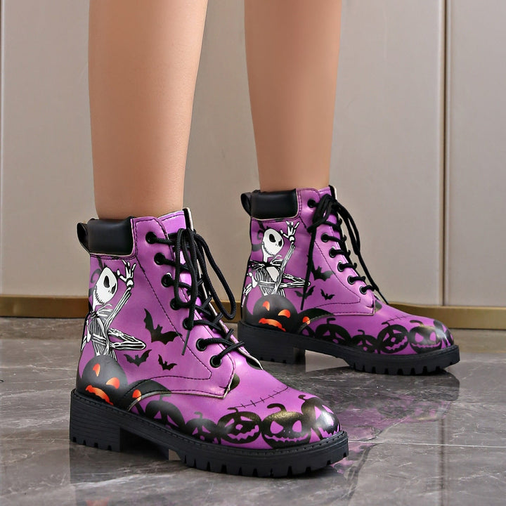 Scarpe donna combat style viola con stampe di scheletri e zucche. Stivali perfetti per Halloween, autunno o eventi a tema.