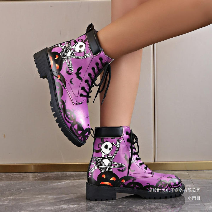 Audaci stivali stringati da donna viola con motivi di scheletri e zucche, ideali per un look gotico o alternativo.