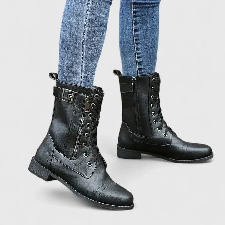 Stivali combat donna alti neri con lacci e cerniera laterale, perfetti per look casual autunno inverno.