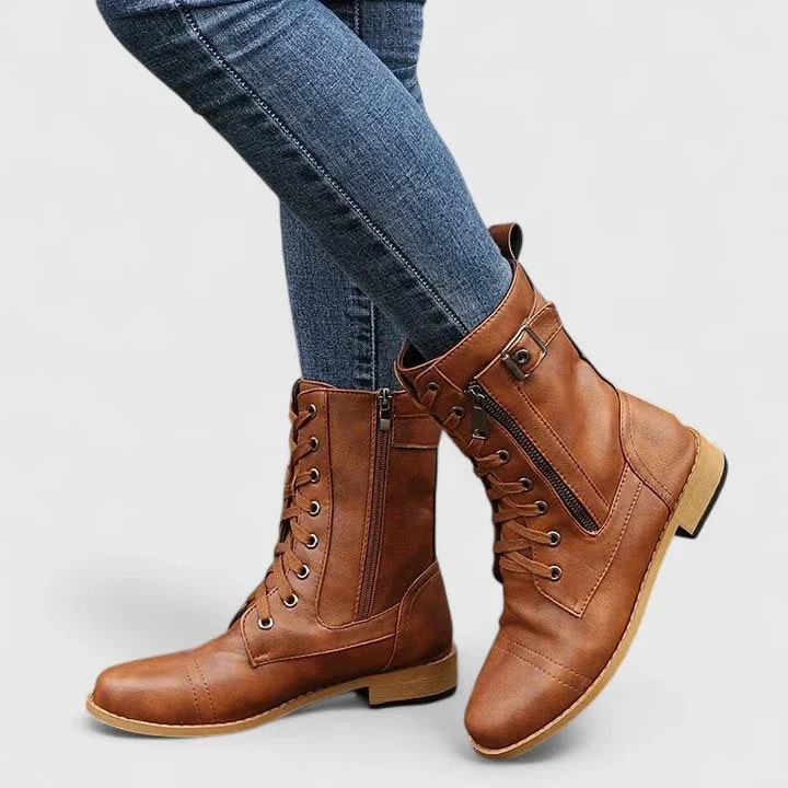Stivaletti combat donna eleganti con fibbia, lacci e cerniera, ideali per passeggio e moda inverno.