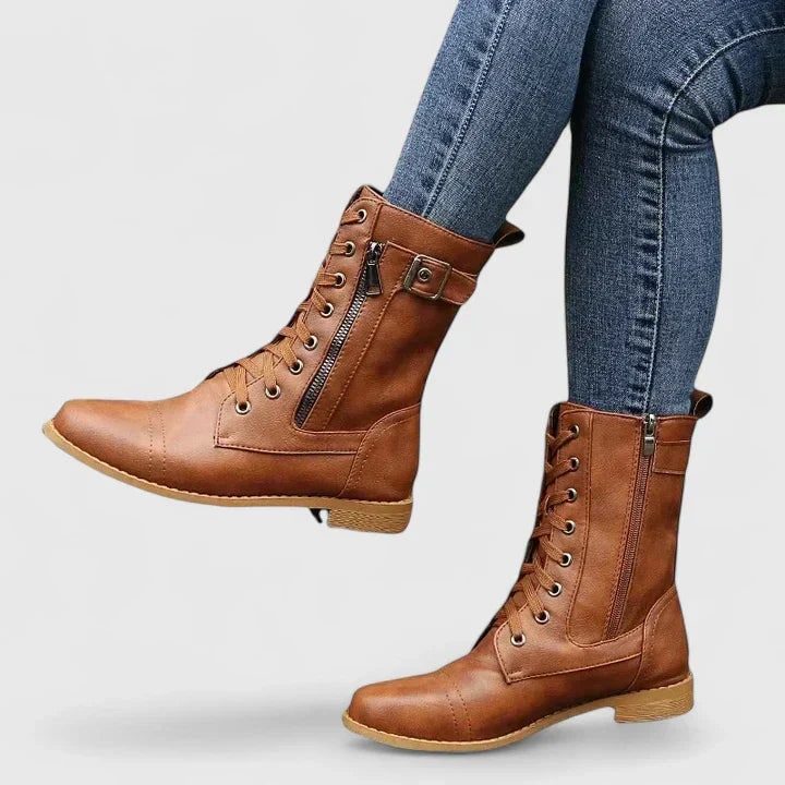 Stivali combat donna trendy con lacci e cerniera, calzature comode per look invernali e casual.