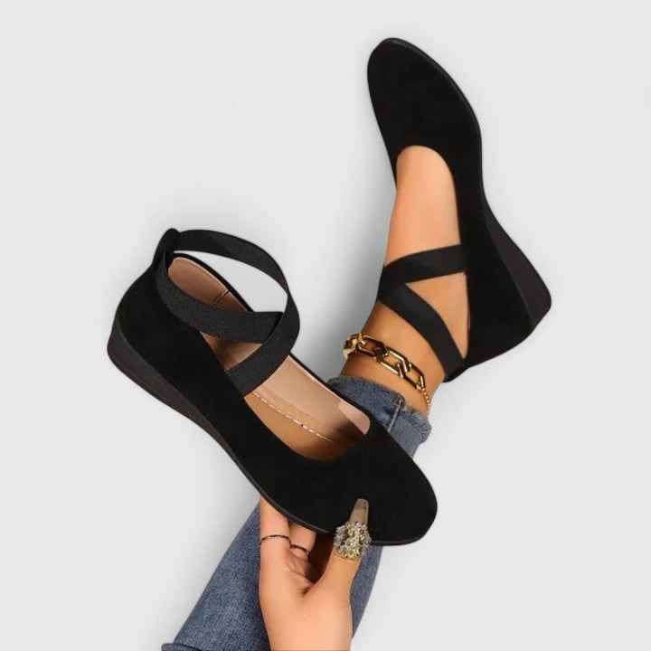 Scarpe da donna slip-on con zeppa bassa e punta tonda, ideali per comfort casual quotidiano primavera/estate.