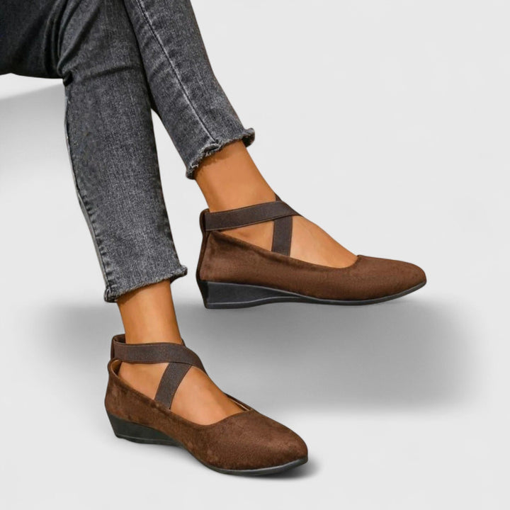 Scarpe con zeppa bassa da donna, comode slip-on con punta tonda per comfort quotidiano e casual.