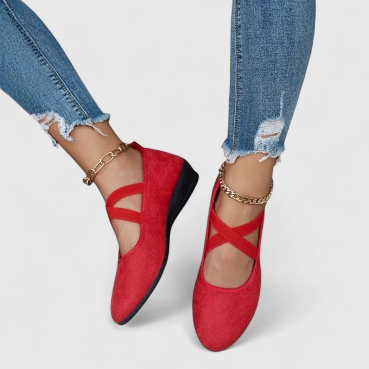 Comode scarpe donna slip-on con zeppa bassa, perfette per un look casual estivo e comfort duraturo.