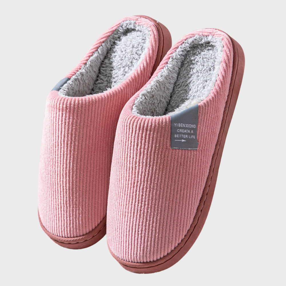 Calde pantofole donna, perfette per proteggere i piedi dal freddo con il loro design accogliente e chiuso.