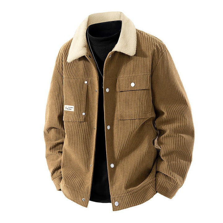 Texture dettagliata della giacca donna in velluto a coste, con morbida fodera sherpa. Stile autunnale.