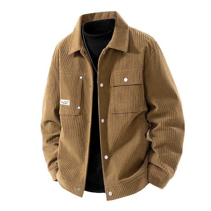 Modella indossa giacca versatile in velluto a coste da donna con sherpa, bottoni a pressione. Eleganza casual.