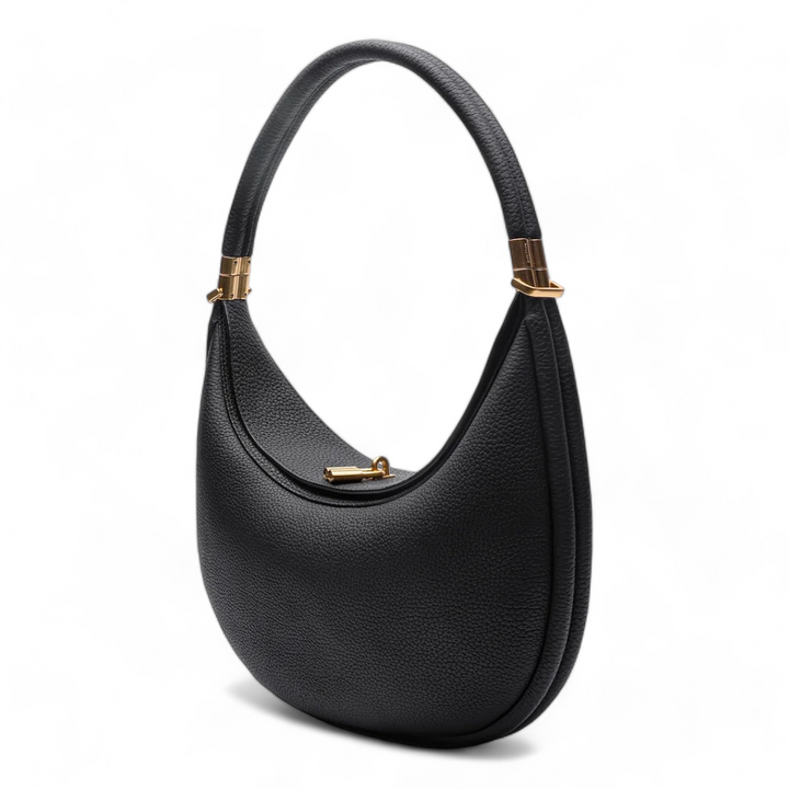 Borsa a spalla da donna in pelle martellata, design a mezzaluna. Chic e versatile per ogni outfit.