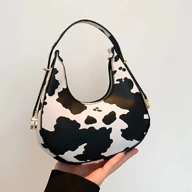 Borsa a spalla donna mezzaluna in ecopelle con stampa animale. Accessorio moda elegante e di tendenza.