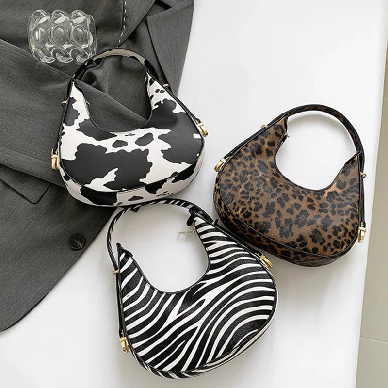Versatile borsa a spalla donna mezzaluna in ecopelle. Stampa animale per un accessorio moda unico.
