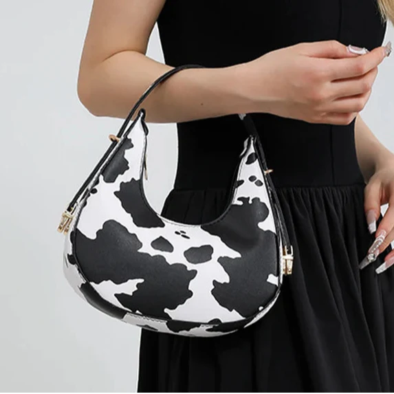 Chic borsa a spalla mezzaluna da donna con stampa animale, perfetta per un look trendy ed elegante.