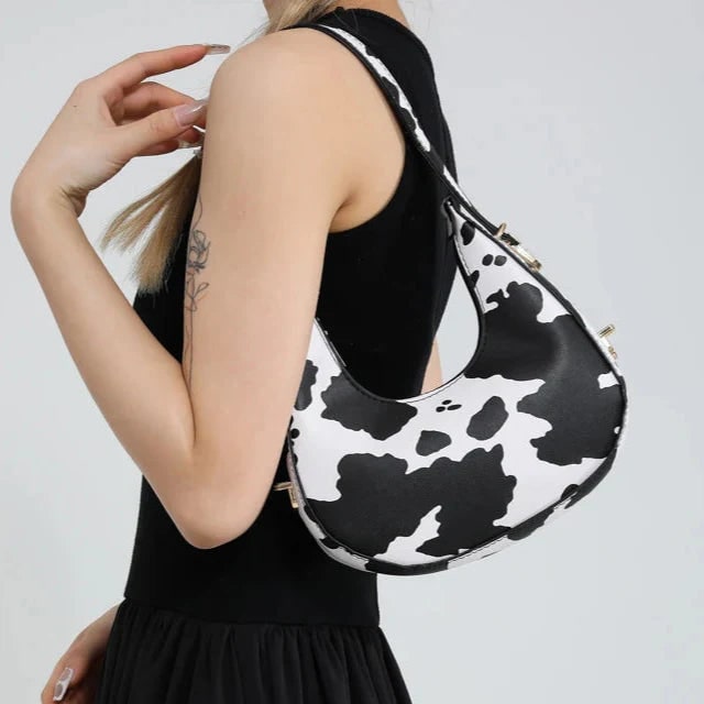 Borsa donna a spalla compatta in ecopelle, design mezzaluna e stampa animale. Versatile per ogni outfit.