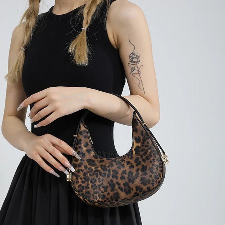 Accessorio moda: borsa a spalla mezzaluna donna con vivace stampa animale. Ideale per un tocco di stile.