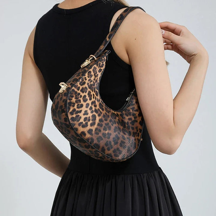 Elegante borsa a spalla donna mezzaluna, compatta e in ecopelle con stampa animale alla moda.