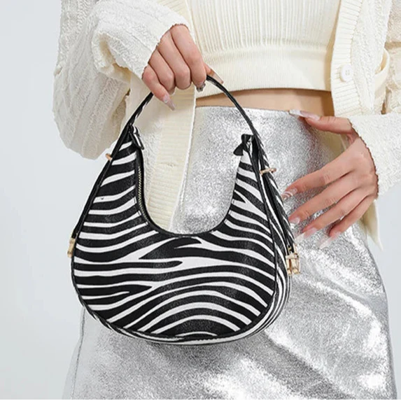 Moderna borsa a spalla mezzaluna per donna, in ecopelle resistente con trendy stampa animale.