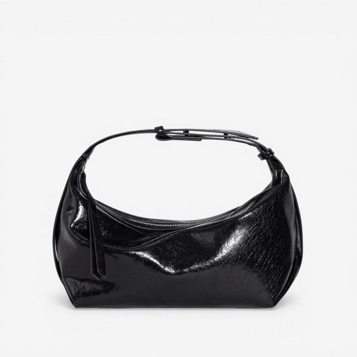 Borsa a spalla mezzaluna donna in ecopelle lucida increspata, accessorio moda versatile ed elegante.