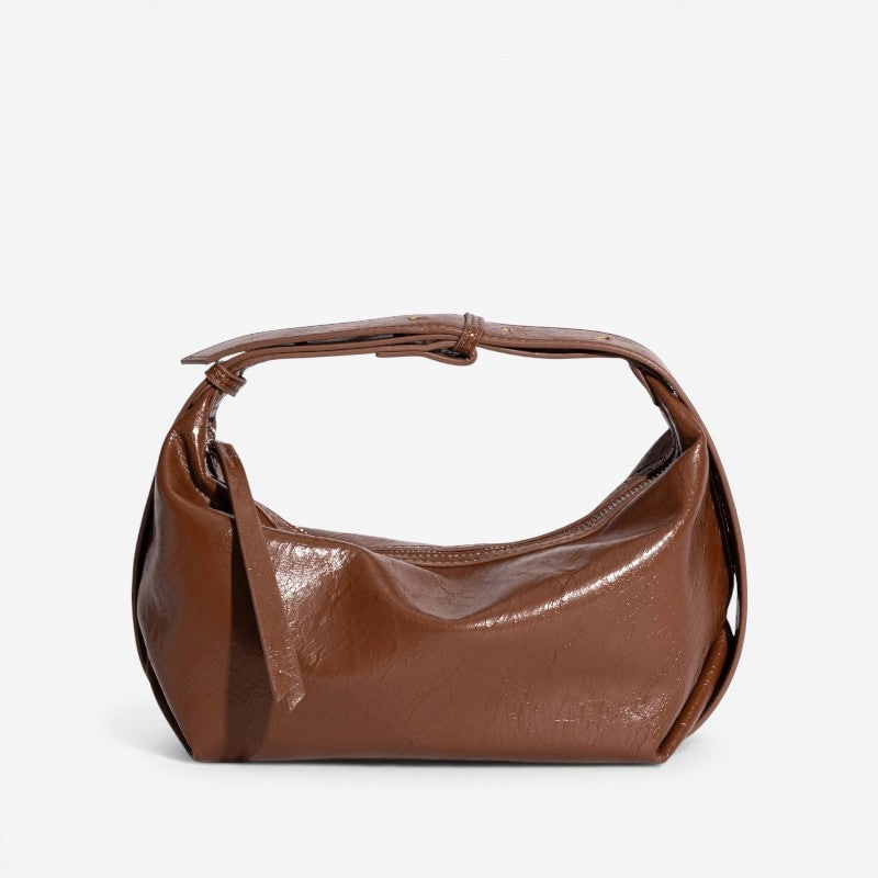 Elegante borsa mezzaluna da donna, design unico in ecopelle increspata per un look sofisticato.